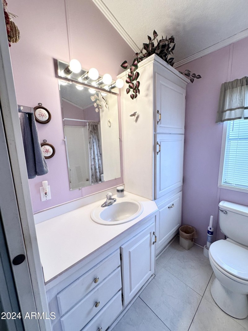 LARGE ROOMY BATHROOM