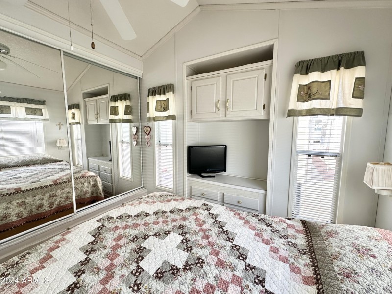 GRAND MIRRORED CLOSET