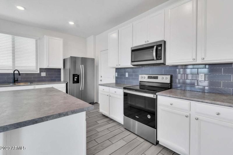 20230502153228502759000000-18