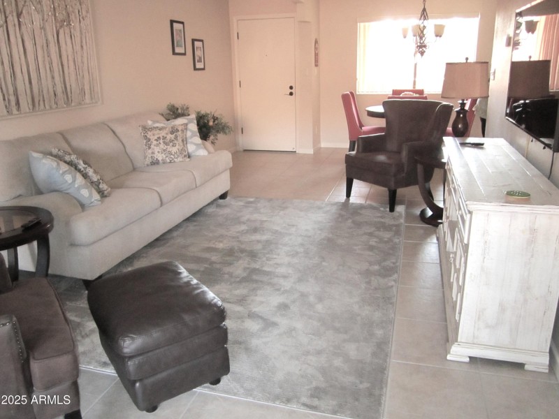 3 325 COMFY LIVING AREA