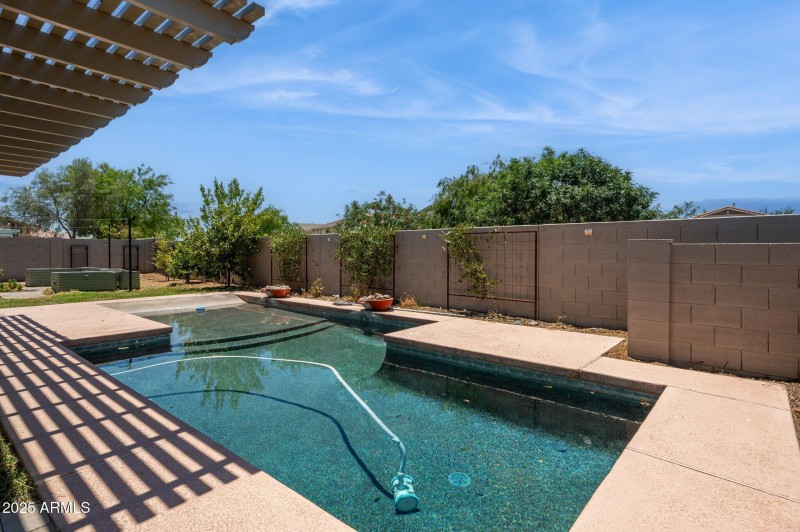 52-web-or-mls-20226-n-madison-dr