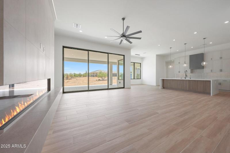 Spacious Great Room w Fireplace