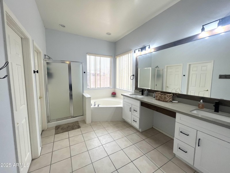 Master Bath 1 Jourdyn Wigg