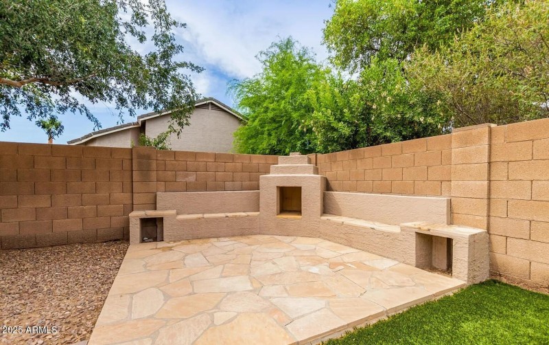 Fireplace Jourdyn Wigg