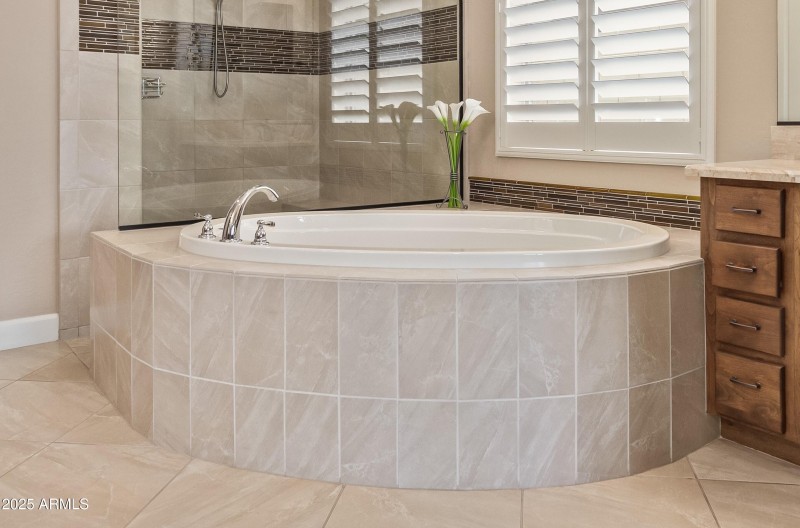 Luxurious soaker tub