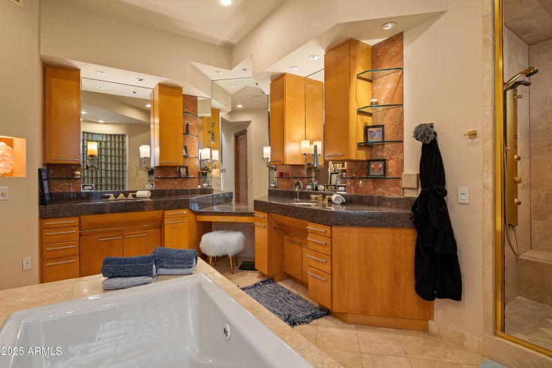 JL_80EWingDr-interiors-PrimarySuite-08