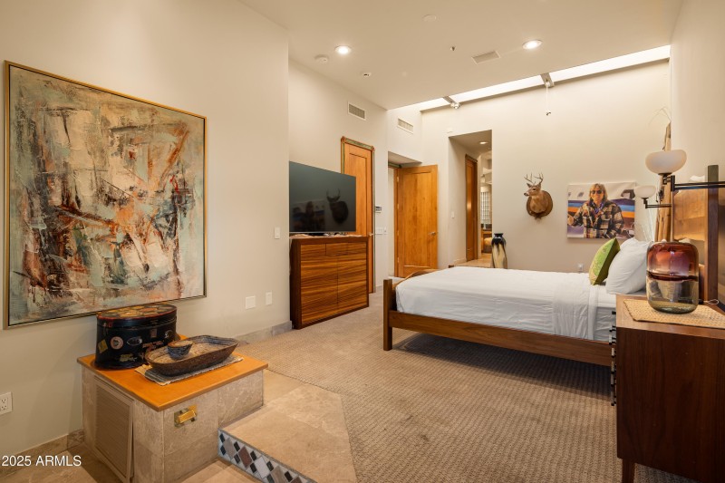 JL_80EWingDr-interiors-PrimarySuite-04