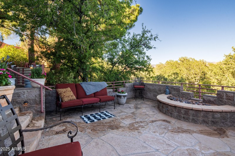 JL_80EWingDr-exteriors-13