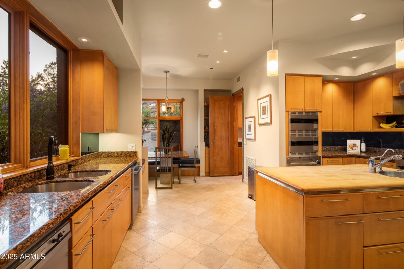 JL_80EWingDr-interiors-CommonAreas-13