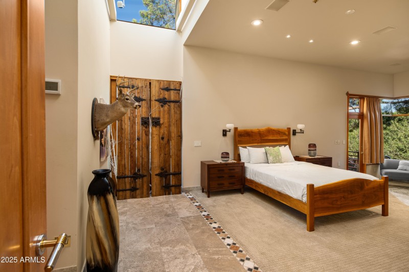 JL_80EWingDr-interiors-PrimarySuite-01