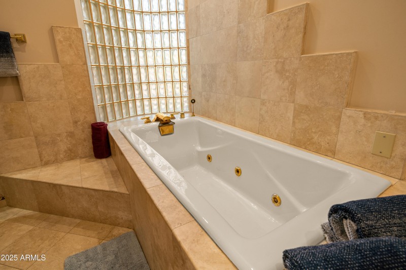 JL_80EWingDr-interiors-PrimarySuite-06