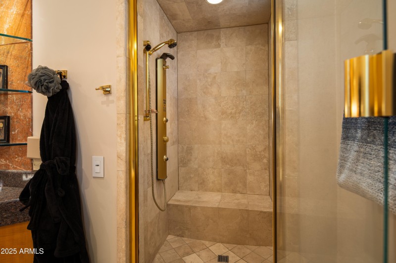 JL_80EWingDr-interiors-PrimarySuite-07