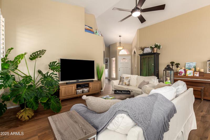 6884b5_11 - Raftriver