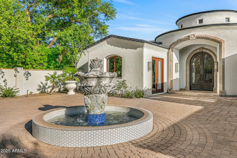 06front entrance courtyard