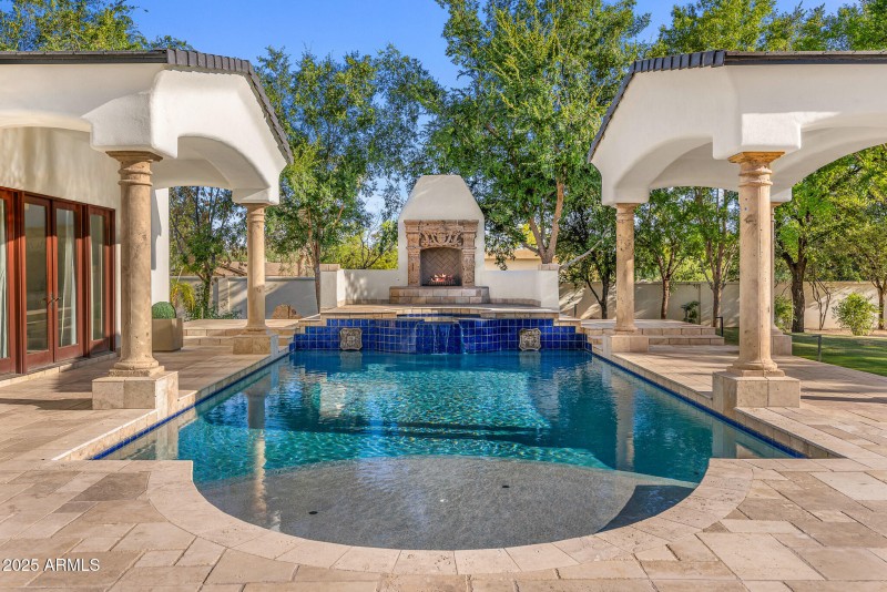 63pool and spa lounge