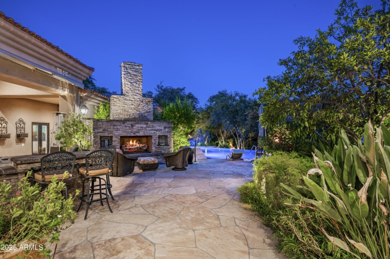 Outdoor fireplace