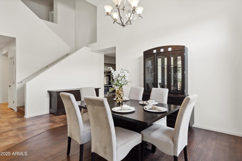 Open Dining Area Seperate from Kitchen