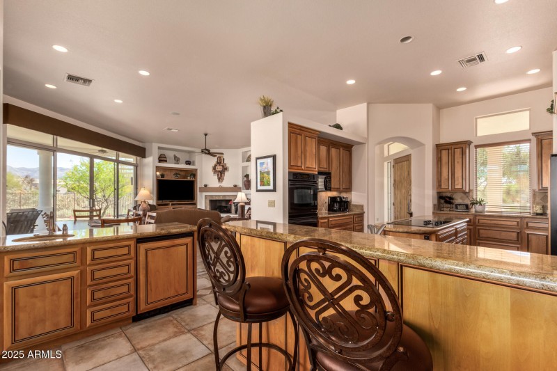 KITCHEN BREAKFAST BAR