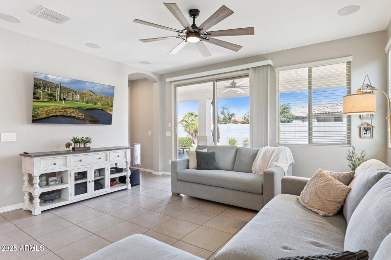 6-web-or-mls-19081-n-jameson-dr