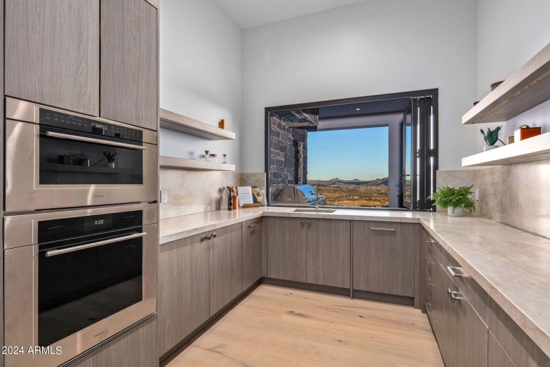 Butler Pantry w/serving window