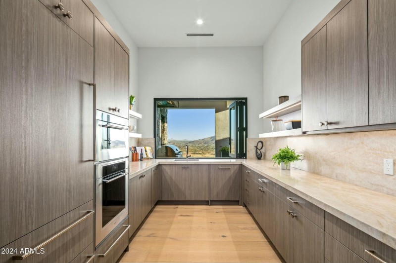 2nd Kitchen/Butler Pantry