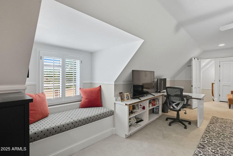 Window Seat - Perfect for Reading