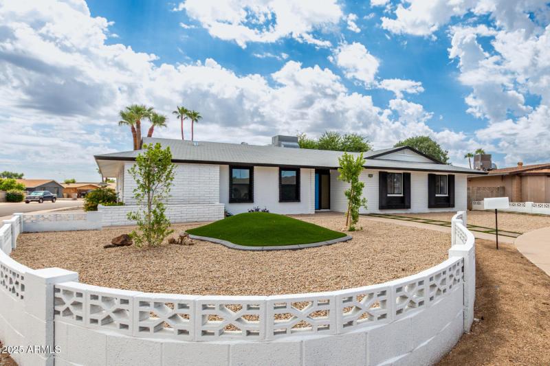 Frontal yard landsccaping