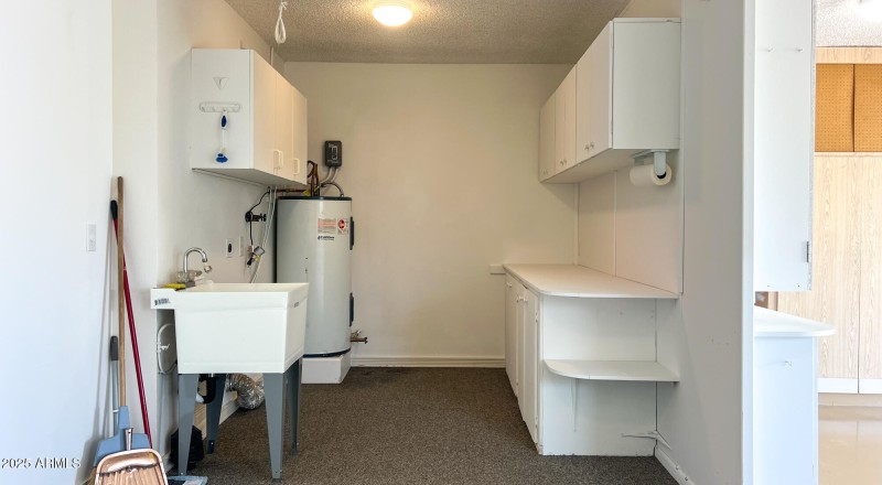 Washer/Dryer Hookup w/Storage