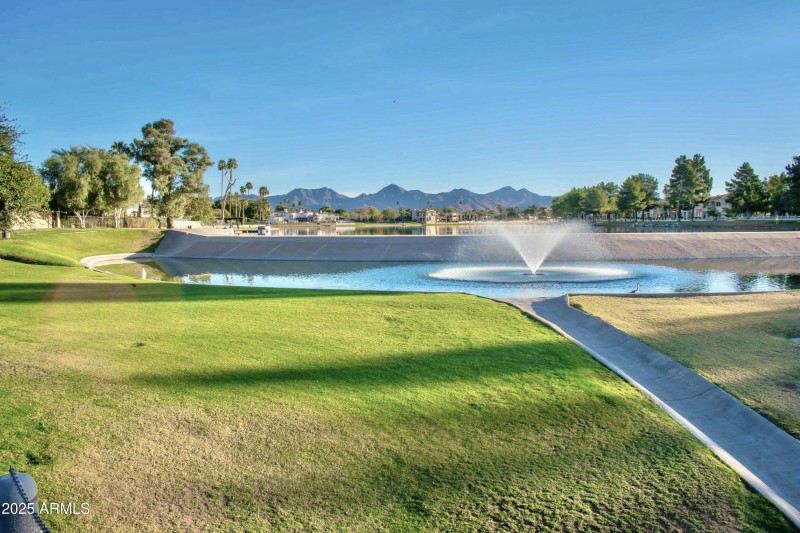 Lakes & pathways right outside!