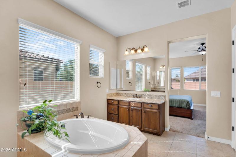 25-web-or-mls-1150 E Via Sicilia-20