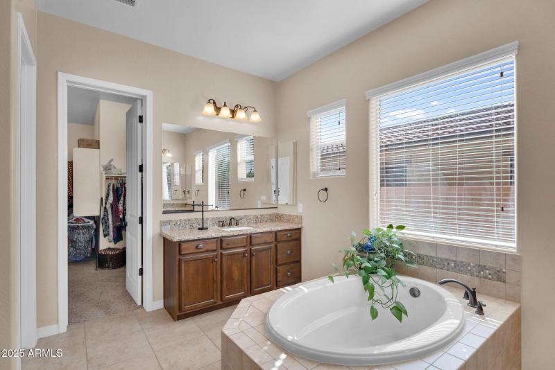 28-web-or-mls-1150 E Via Sicilia-21