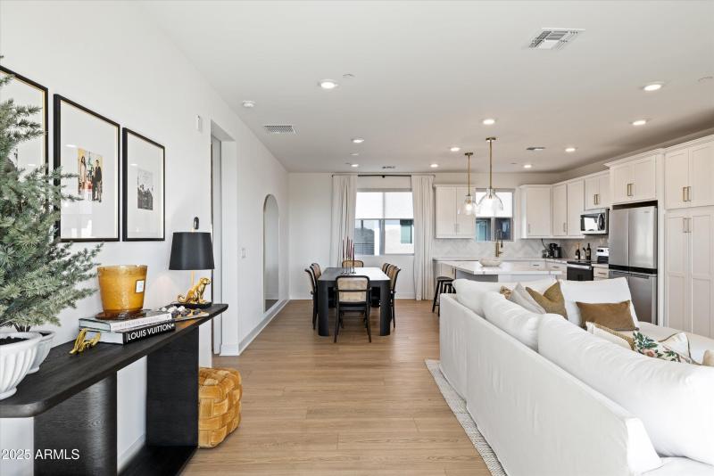 10-2121 W Sonoran Desert Dr apt 8, Phoen