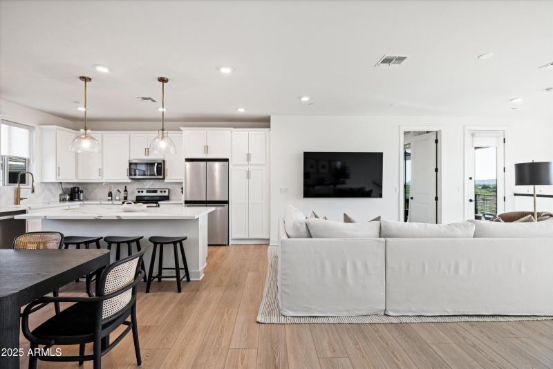 12-2121 W Sonoran Desert Dr apt 8, Phoen