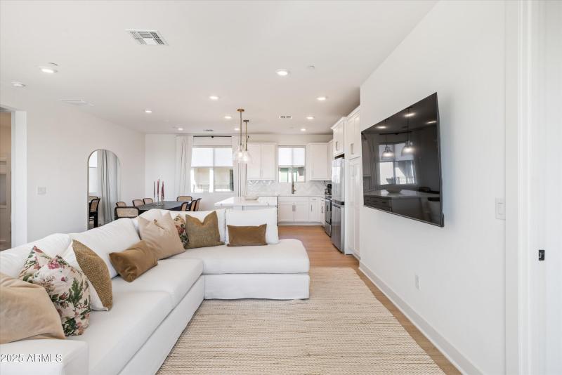 13-2121 W Sonoran Desert Dr apt 8, Phoen