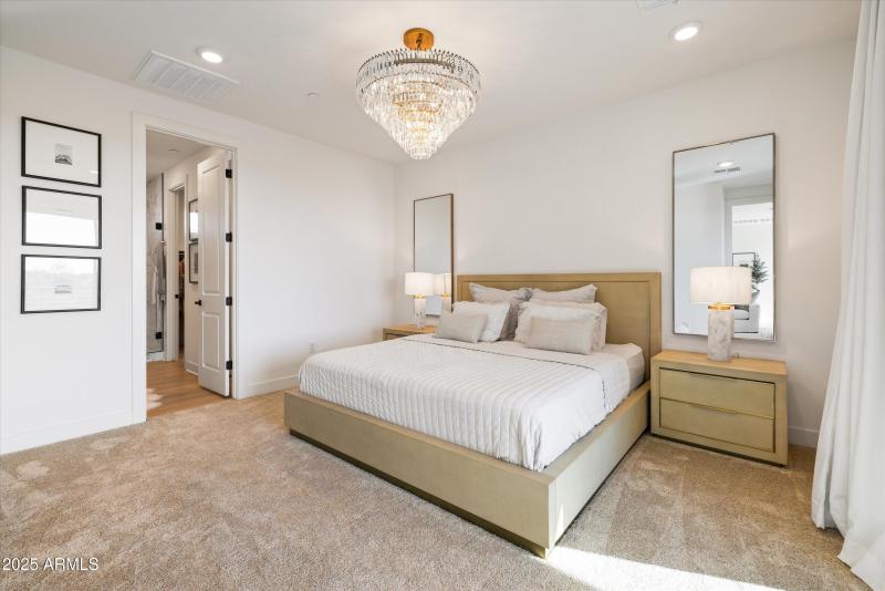 21-2121 W Sonoran Desert Dr apt 8, Phoen