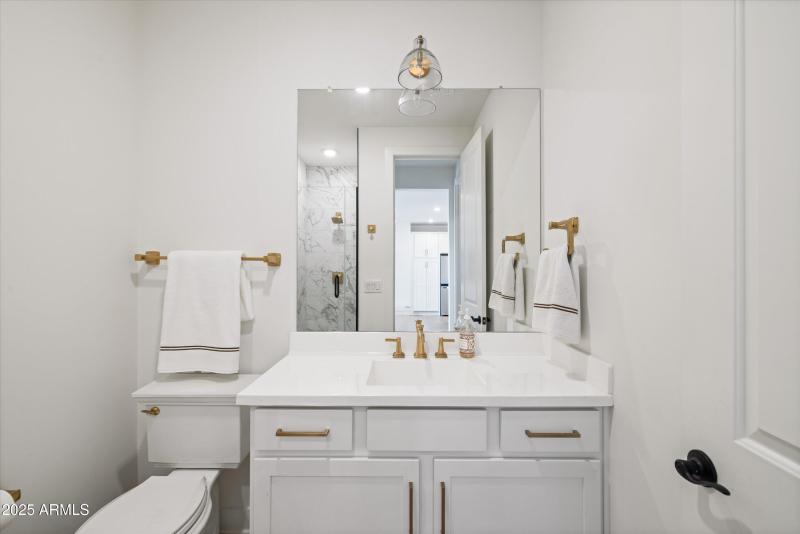 26-2121 W Sonoran Desert Dr apt 8, Phoen