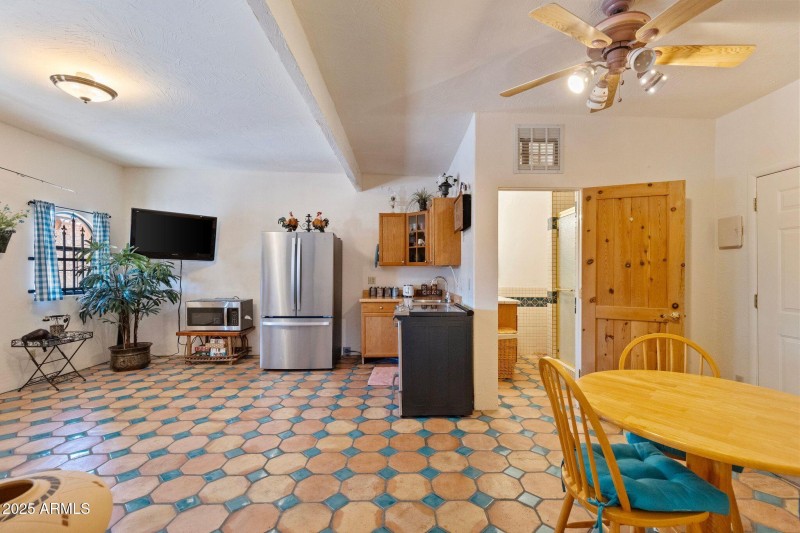 GUEST COTTAGE - DINING-LIVING ROOM