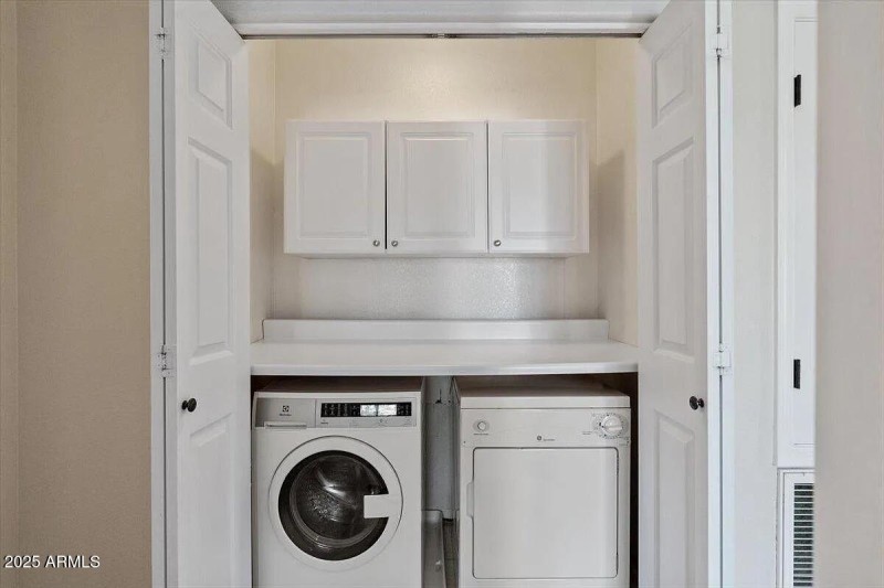 Private Washer Dryer w/folding platform