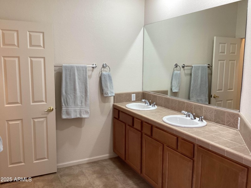 MASTER BATHROOM w/ DUAL SINKS