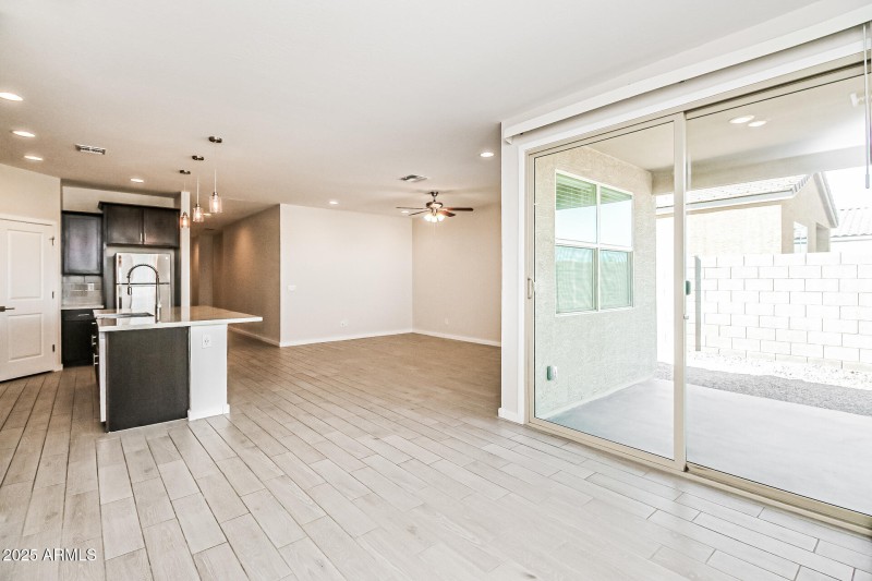 005-photo-dining-room-14849867