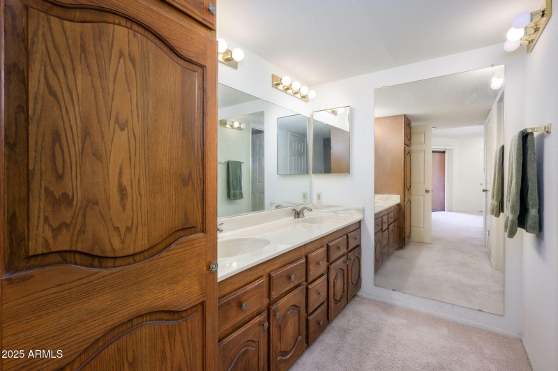 Bath w/ Double Sinks