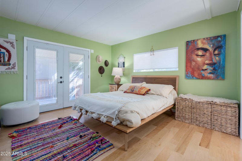 Primary bedroom w private porch