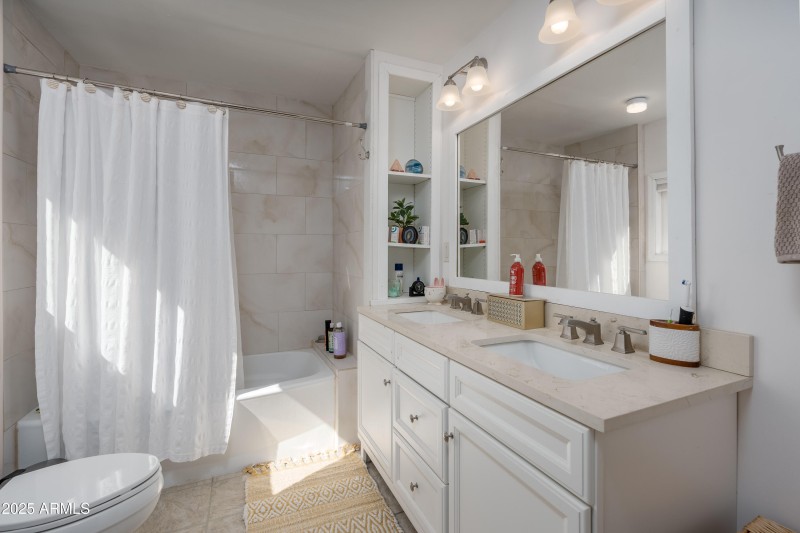 Primary bathroom w double sinks