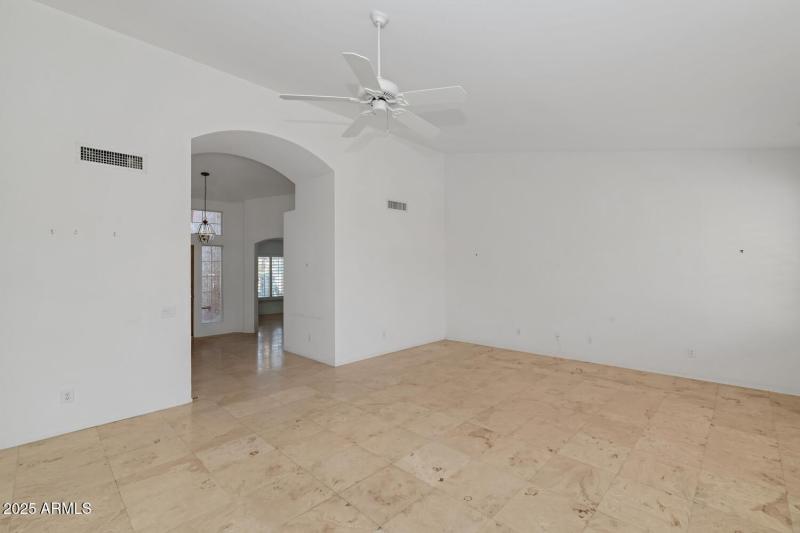 10023 E Arrowvale Dr-large-007-028-10023