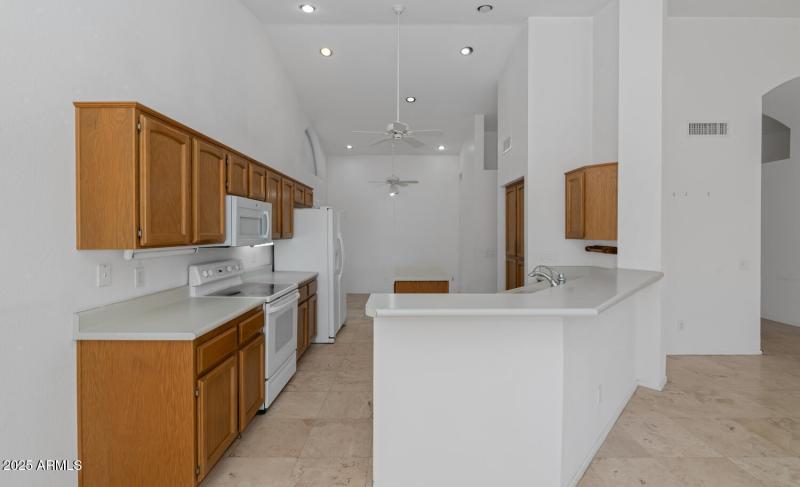 10023 E Arrowvale Dr-large-010-026-10023