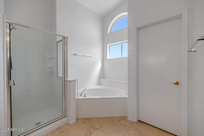 10023 E Arrowvale Dr-large-020-027-10023