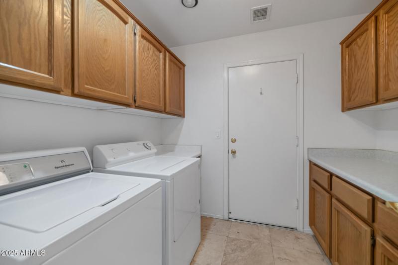 10023 E Arrowvale Dr-large-025-030-10023