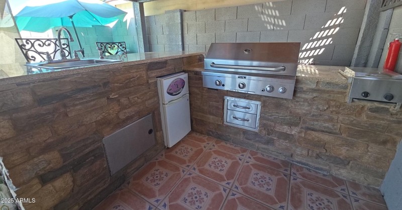OUTDOOR KITCHEN