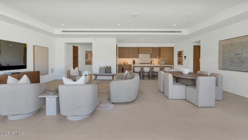 6587 N Palmeraie Blvd-large-011-043-6587