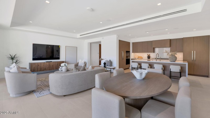 6587 N Palmeraie Blvd-large-024-048-6587